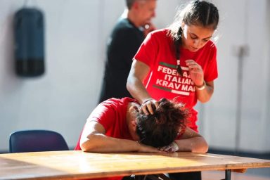 difenderti da agressione bullo mentre sei seduto al banco di scuola Dimostrazione difesa contro il bullismo a scuola