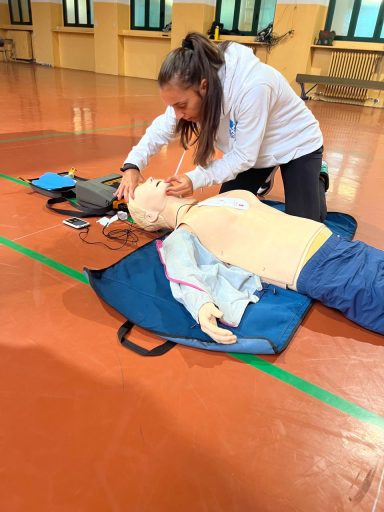 esame per patentino uso del defibrillatote corso con la Croce Rossa Italiana per l'uso del defibrillatore.